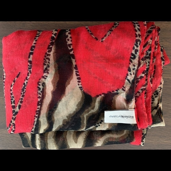 Giraffe theme scarf in red and black with a giraffe brooch gold tone brushed - Picture 3 of 8